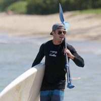 Zac Efron de vacaciones en Hawaii practicando paddle surf