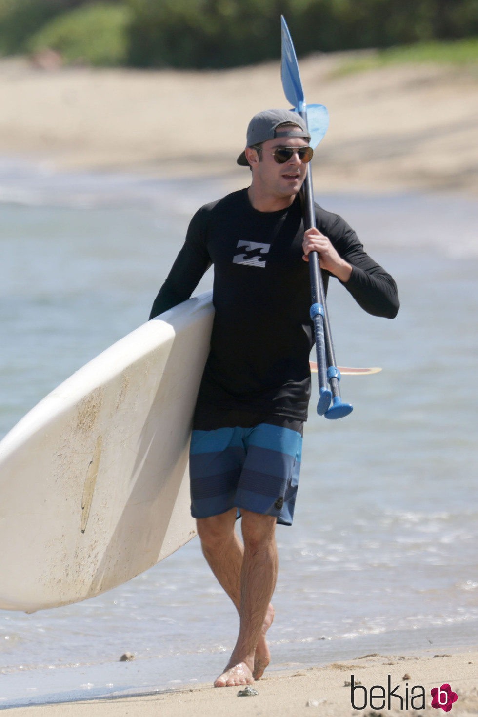 Zac Efron de vacaciones en Hawaii practicando paddle surf