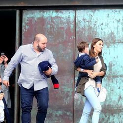 Kiko Rivera con su novia Irene Rosales y su hijo Francisco saliendo de los Juzgados de San Sebastián