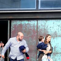 Kiko Rivera con su novia Irene Rosales y su hijo Francisco saliendo de los Juzgados de San Sebastián