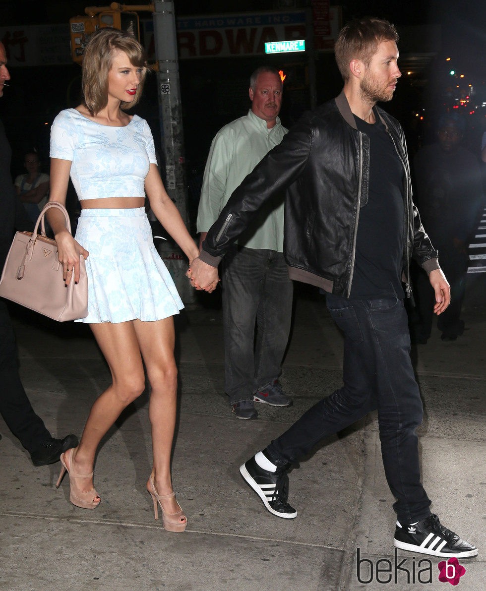 Taylor Swift con Calvin Harris dirigiéndose a Little Italy