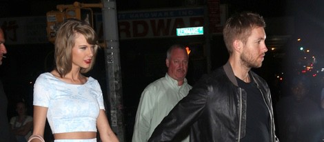 Taylor Swift con Calvin Harris dirigiéndose a Little Italy