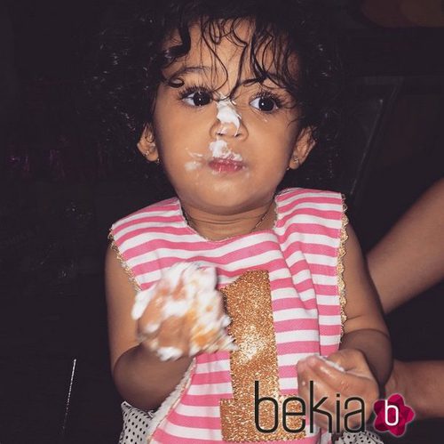 Royalty la hija de Chris Brown comiendo tarta