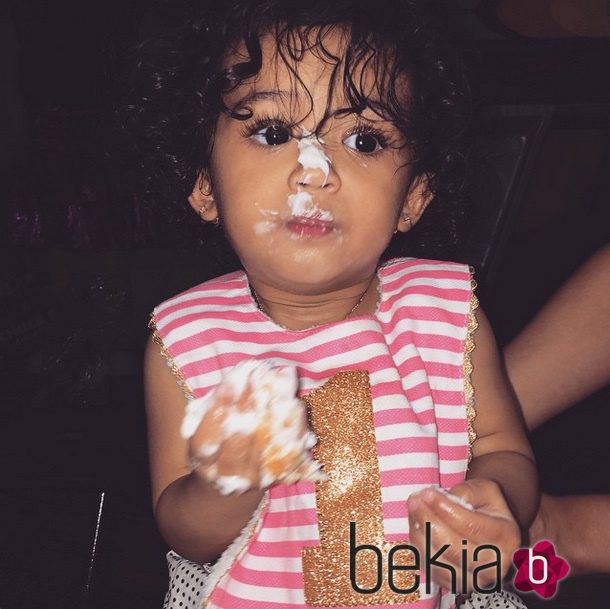 Royalty la hija de Chris Brown comiendo tarta