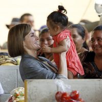 La Reina Letizia saca su vena más maternal durante su viaje de cooperación a El Salvador