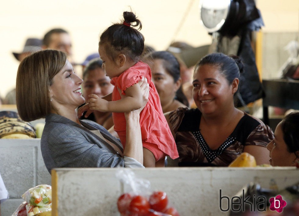 La Reina Letizia saca su vena más maternal durante su viaje de cooperación a El Salvador