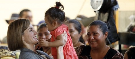 La Reina Letizia saca su vena más maternal durante su viaje de cooperación a El Salvador