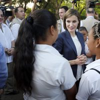 La Reina Letizia hablando con un grupo de niños en El Salvador