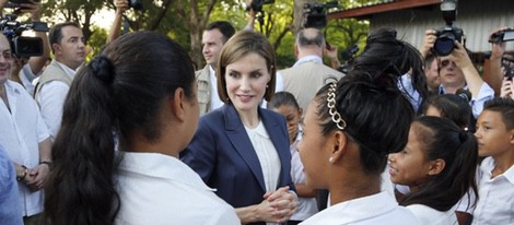 La Reina Letizia hablando con un grupo de niños en El Salvador