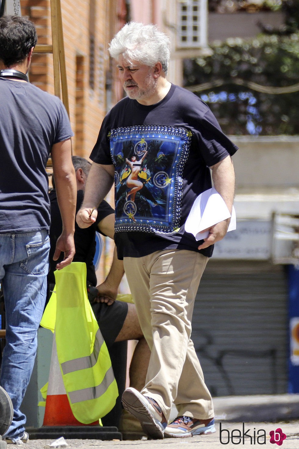 Pedro Almodóvar en el set de rodaje de 'Silencio' en Madrid