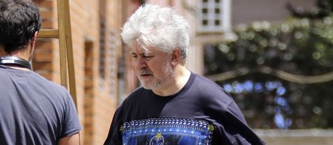 Pedro Almodóvar en el set de rodaje de 'Silencio' en Madrid