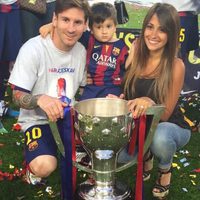 Leo Messi con Antonella Roccuzzo y Thiago celebrando la Liga 2015