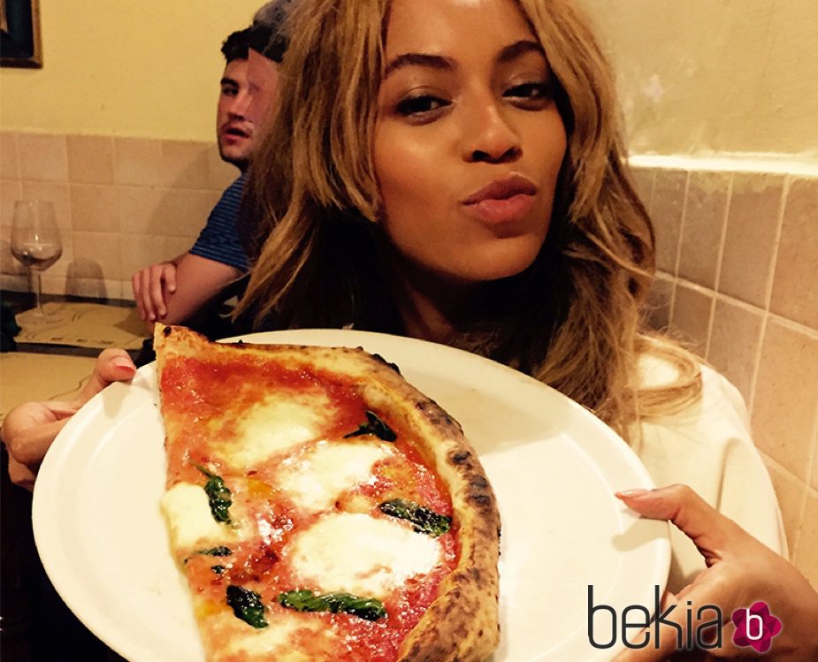 Beyoncé comiéndose una pizza en Italia