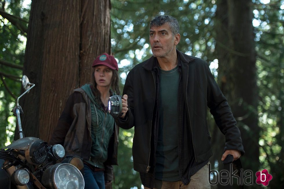 George Clooney y Britt Robertson en 'Tomorrowland: El mundo del mañana'