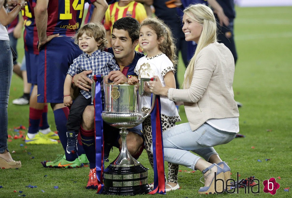 Luis Suárez y su familia posan con la Copa del Rey 2015