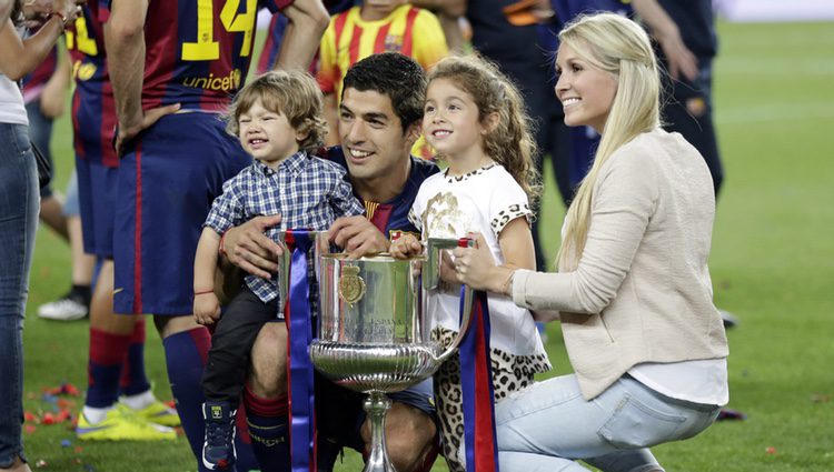 Luis Suárez y su familia posan con la Copa del Rey 2015