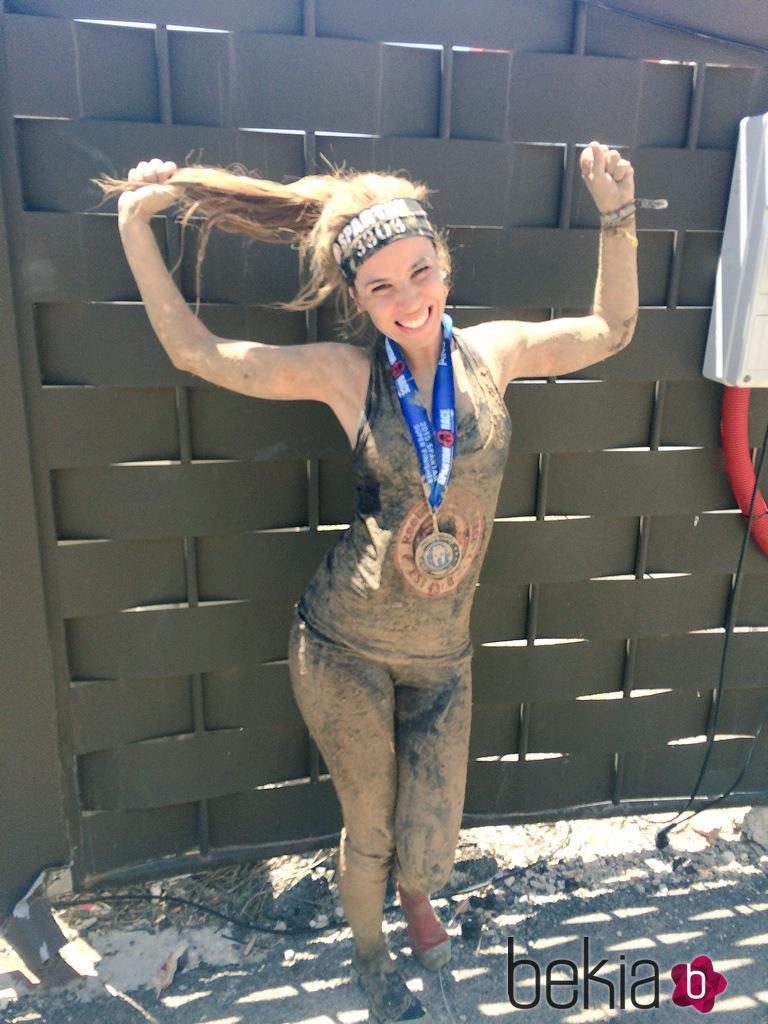 Natalia luce su medalla de la Spartan Race Madrid 2015