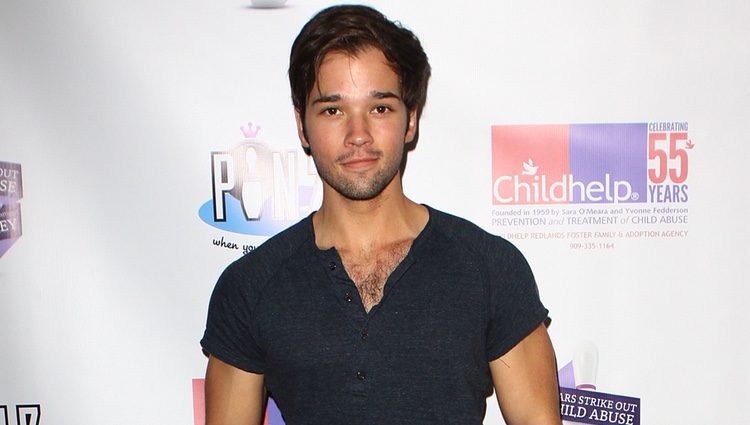 Nathan Kress en un torneo de bolos benéfico