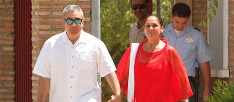 Isabel Pantoja sale de la cárcel de la mano de su hermano Agustín