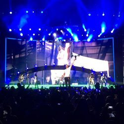 Enrique iglesias sujetando un dron en su concierto en Tijuana, 