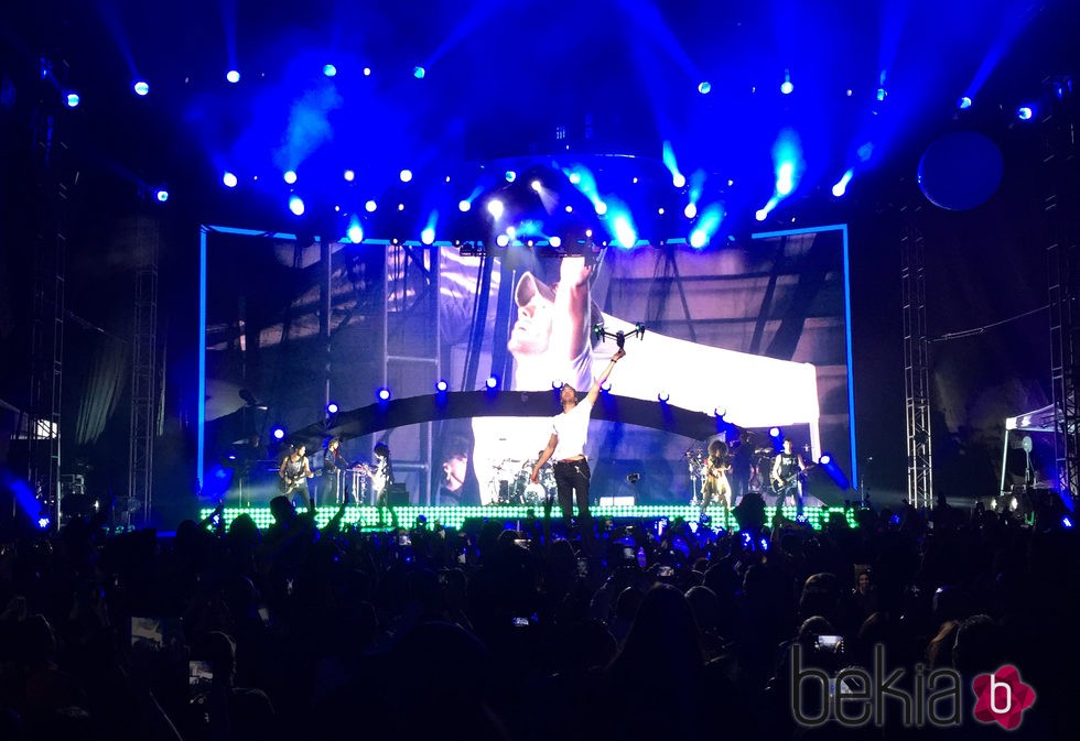 Enrique iglesias sujetando un dron en su concierto en Tijuana, 