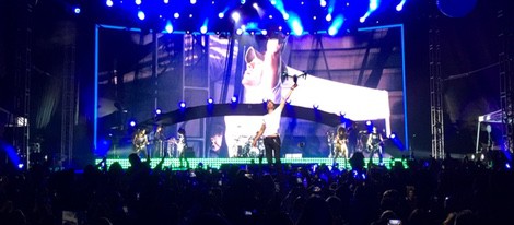 Enrique iglesias sujetando un dron en su concierto en Tijuana, 