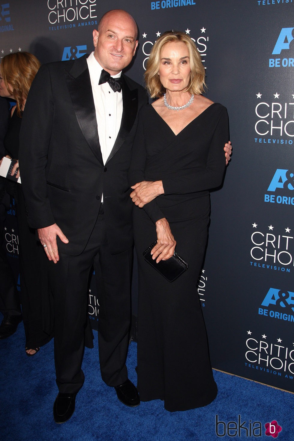 Jessica Lange y un acompañante en los premios Critics' Choice Awards 2015