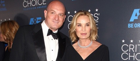 Jessica Lange y un acompañante en los premios Critics' Choice Awards 2015