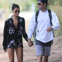 Zac Efron paseando de la mano junto a su novia Sami Miró en Hawái