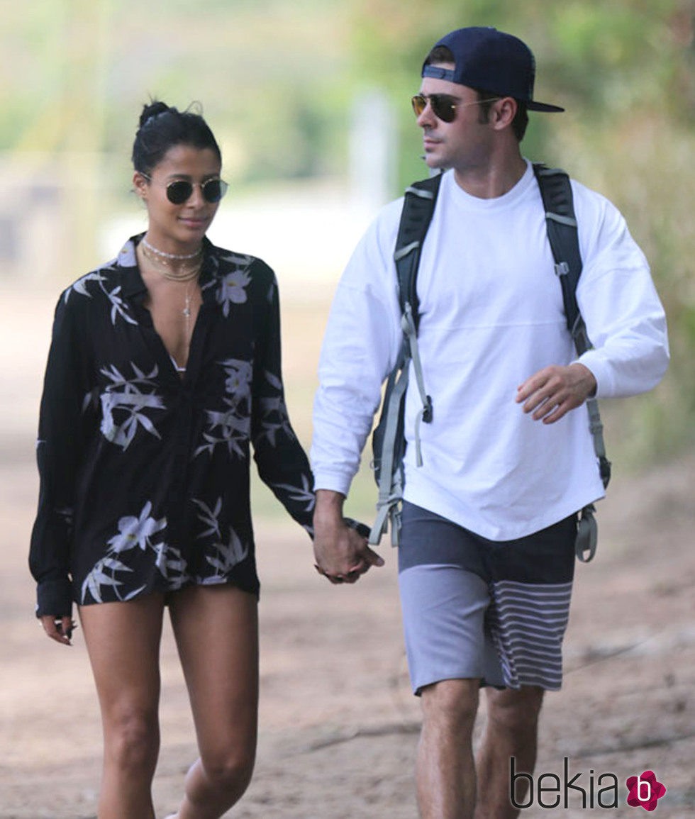 Zac Efron paseando de la mano junto a su novia Sami Miró en Hawái