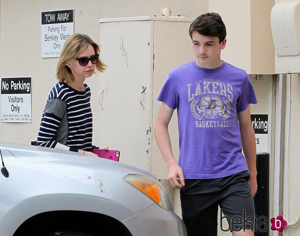 Calista Flockhart llevándose a su hijo Liam en Santa Mónica