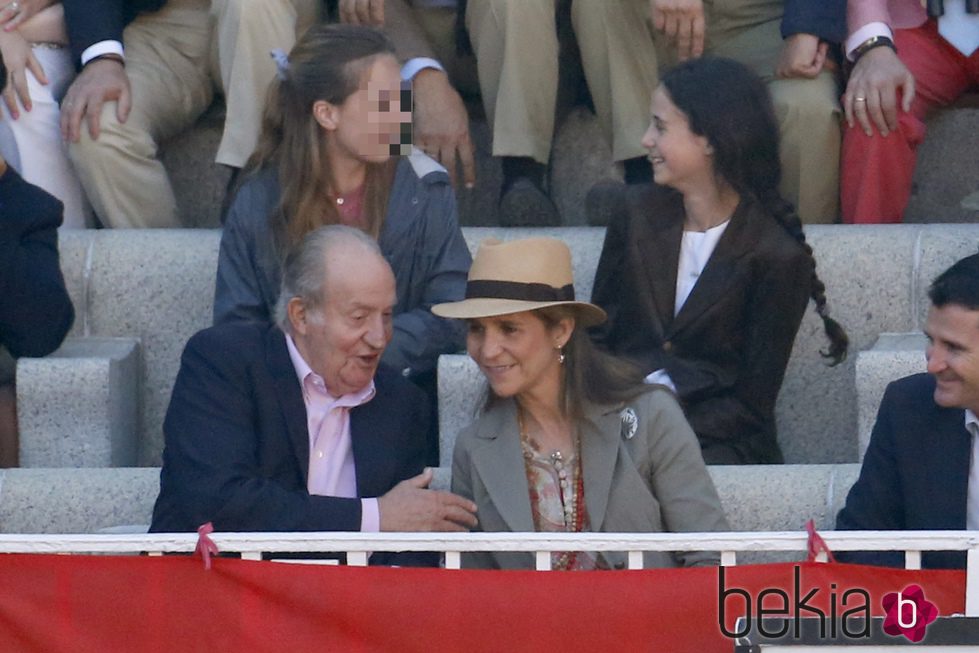 El Rey Juan Carlos, la Infanta Elena y Victoria de Marichalar en una corrida de toros de San Isidro 2015