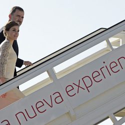 Los Reyes Felipe y Letizia suben al avión que les llevó a París para su Viaje de Estado a Francia