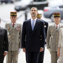 Los Reyes Felipe y Letizia con François Hollande a su llegada a París para su Viaje de Estado a Francia