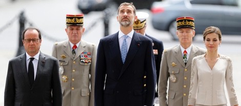 Los Reyes Felipe y Letizia con François Hollande a su llegada a París para su Viaje de Estado a Francia