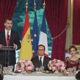 El Rey Felipe da un discurso ante François Hollande y la Reina Letizia en la cena de gala en El Elíseo