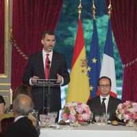 El Rey Felipe da un discurso ante François Hollande y la Reina Letizia en la cena de gala en El Elíseo