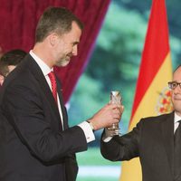 El Rey Felipe brinda con François Hollande en la cena de gala celebrada en su honor en El Elíseo