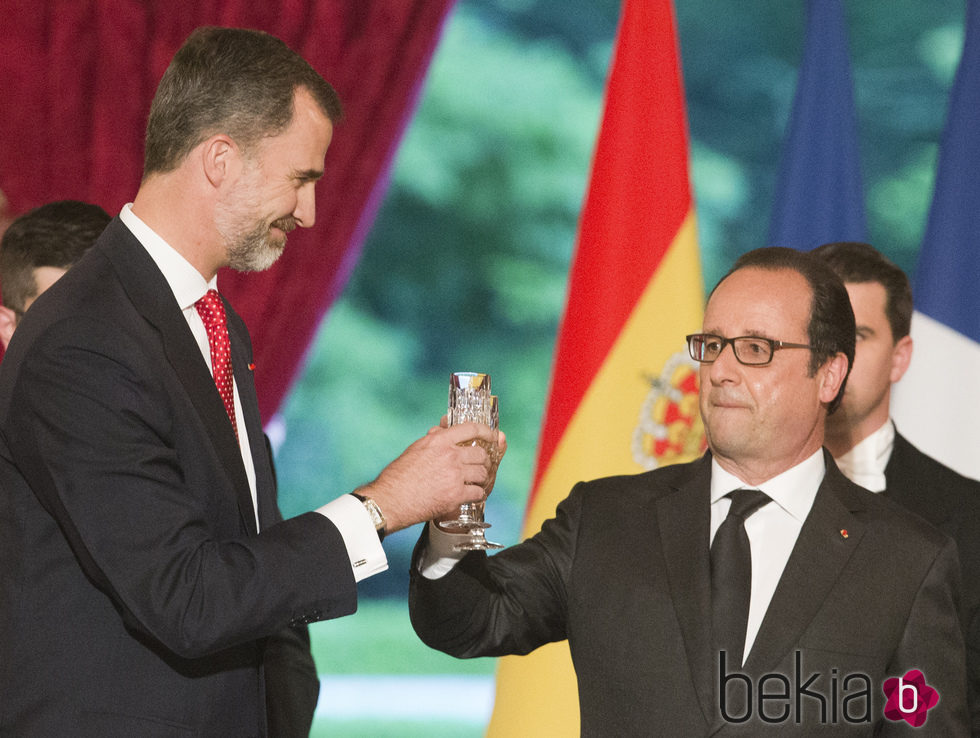 El Rey Felipe brinda con François Hollande en la cena de gala celebrada en su honor en El Elíseo