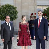 Los Reyes Felipe y Letizia con François Hollande en la cena de gala celebrada en su honor en El Elíseo