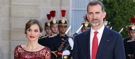 Los Reyes Felipe y Letizia en la cena de gala en su honor en El Elíseo