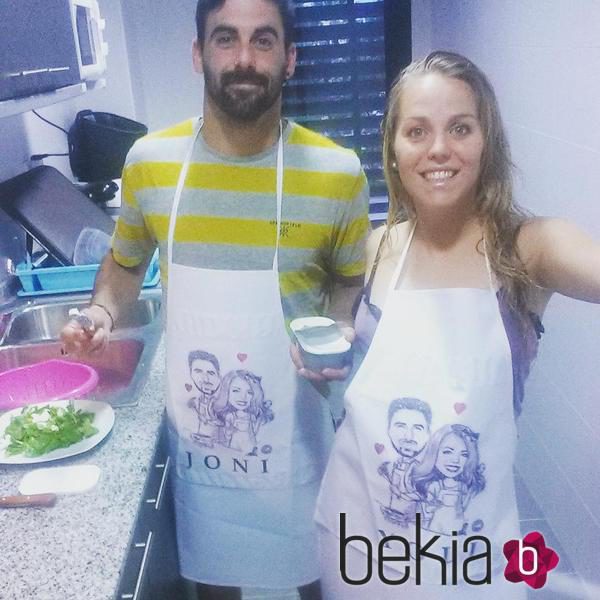 Yoli y Jonathan de 'GH 15' preparan la cena en la cocina de su nueva casa