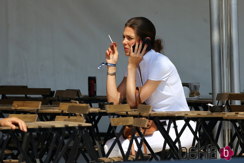 Carlota Casiraghi fumando en un concurso de saltos de Saint-Tropez