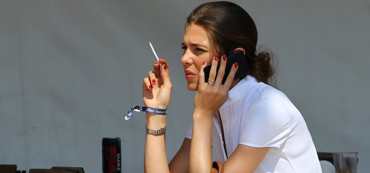 Carlota Casiraghi fumando en un concurso de saltos de Saint-Tropez