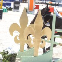 Carlota Casiraghi cayéndose de su caballo en un concurso de saltos en Saint-Tropez