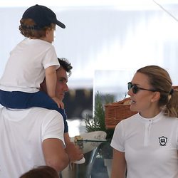 Marta Ortega y Sergio Álvarez con su hijo Amancio en el Athina Onassis Horse Show 2015