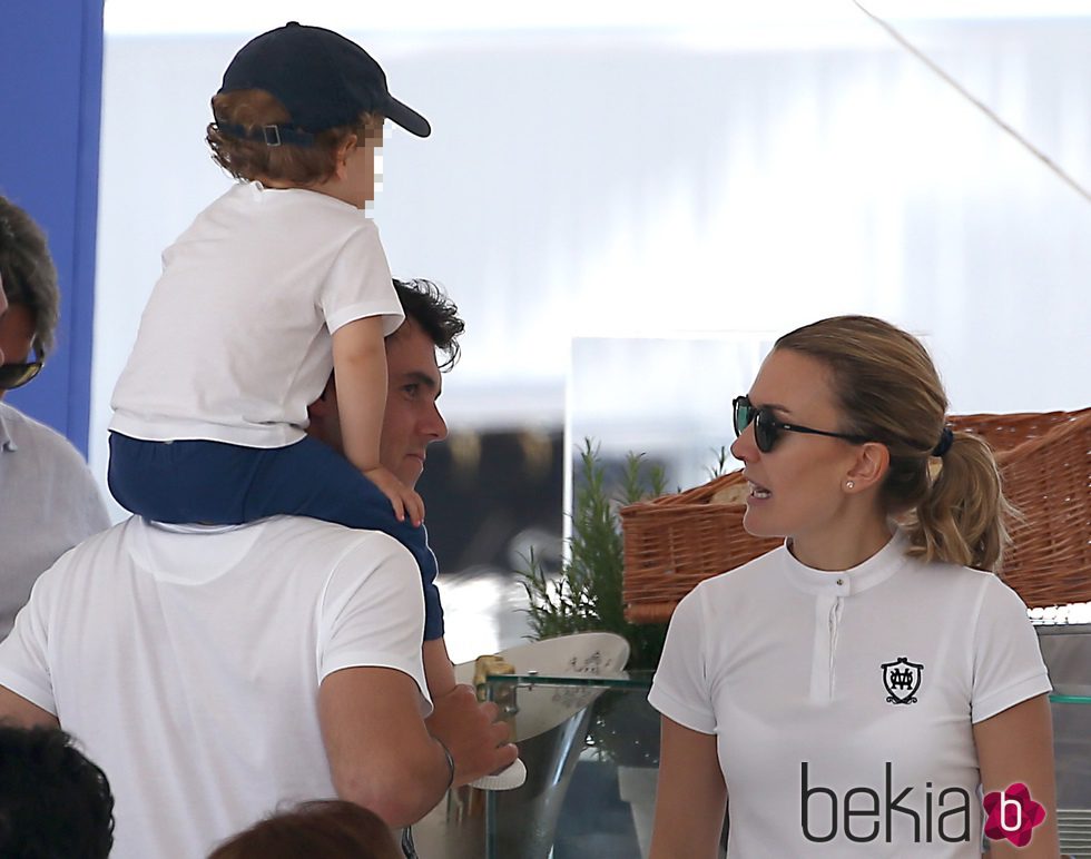 Marta Ortega y Sergio Álvarez con su hijo Amancio en el Athina Onassis Horse Show 2015