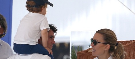 Marta Ortega y Sergio Álvarez con su hijo Amancio en el Athina Onassis Horse Show 2015