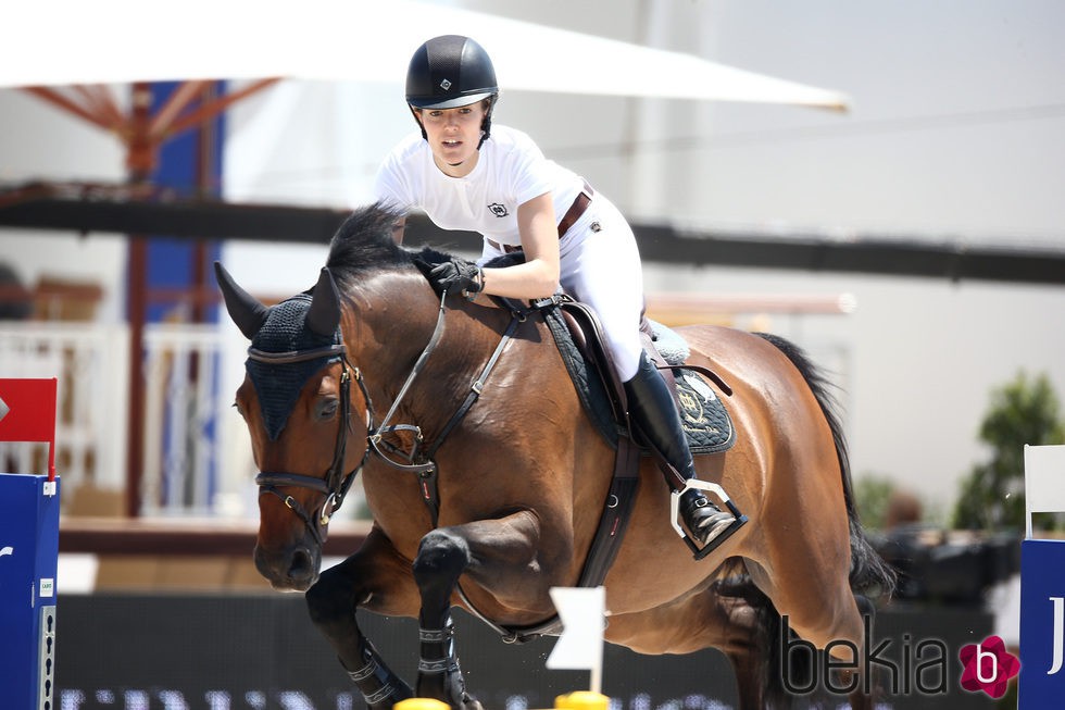 Marta Ortega compitiendo en el Athina Onassis Horse Show 2015