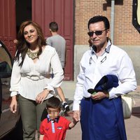 José Ortega Cano con Ana María Aldón y su hijo José María en los toros tras salir de la cárcel de Zuera